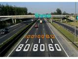 圖中所示路面標(biāo)識為速度限制標(biāo)記，用于限制車輛最高和最低行駛速度范圍。