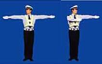 圖中交通警察的手勢為___信號。