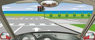 這個路口允許車輛怎樣行駛？