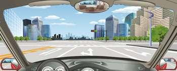 駕駛機(jī)動(dòng)車在前方路口掉頭前先進(jìn)入左轉(zhuǎn)直行車道。