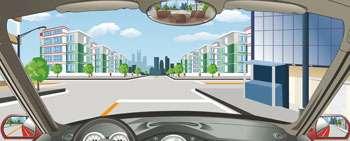 駕駛機(jī)動(dòng)車直行通過(guò)前方路口怎樣行駛？