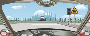 駕駛機動車怎樣通過這個鐵路道口？