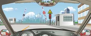 駕駛機動車通過這個鐵路道口時要減速停車。