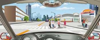 駕駛機動車在學校門口遇到這種情況怎樣行駛？