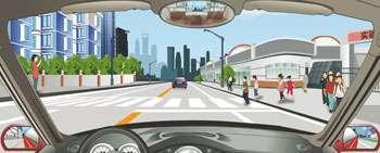 駕駛機動車在學校附近遇到這種情況要盡快加速通過。