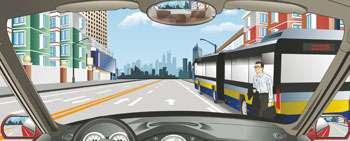 駕駛機動車在公交車站遇到這種情況要迅速停車讓行。