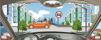 右側標志提示哪種車型不能通行？