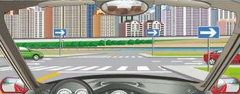 前方標志表示向右是單向行駛道路。