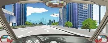 該車道路面導向箭頭提示前方道路需向左合流。