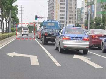 圖中紅框內(nèi)所示車輛可以怎樣行駛？