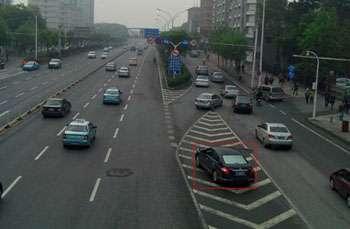 圖中紅框內(nèi)行駛車輛存在交通違法行為。