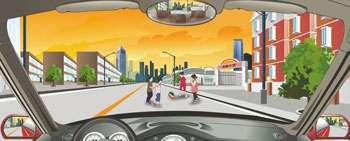駕駛機(jī)動(dòng)車遇到這種情況時(shí)，要快速向左繞過(guò)。