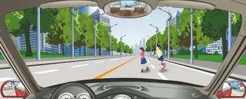 突然出現這種情況，駕駛人要及時減速或停車避讓。