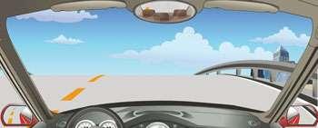 駕駛機動車在這種情況下要加速沖過坡頂。