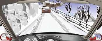在山區冰雪道路上遇到這種前車正在上坡的情況如何處置？