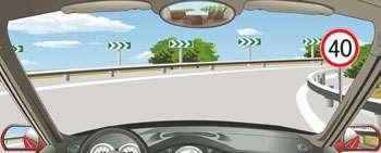 駕駛機動車看到這個標志時，將車速迅速提高到40公里/小時以上。