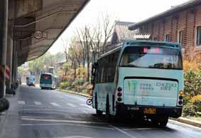 如圖所示，機動車在人行橫道線前停車，后方機動車駕駛?cè)艘扇〉恼_做法是減速慢行或者停車