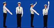圖中警察手勢(shì)為左轉(zhuǎn)彎待轉(zhuǎn)信號(hào)。